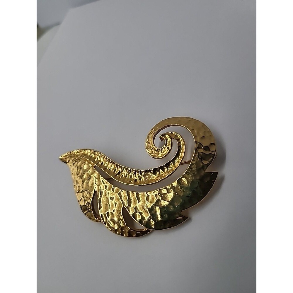 Vintage Gold Tone Hammered Leaf Brooch Abstract Swirl Modernist Statement Pin